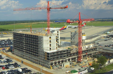 Bau eines Hauses mi Kran