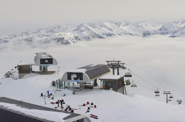 Skipiste mit Schnee bedeckt