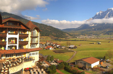 Wiese mit Haus in den Bergen